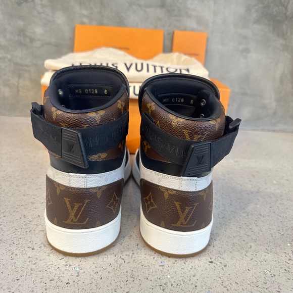 Authentic LV Rivoli sneaker size 43 EURO / 10 US - Picture 3 of 8